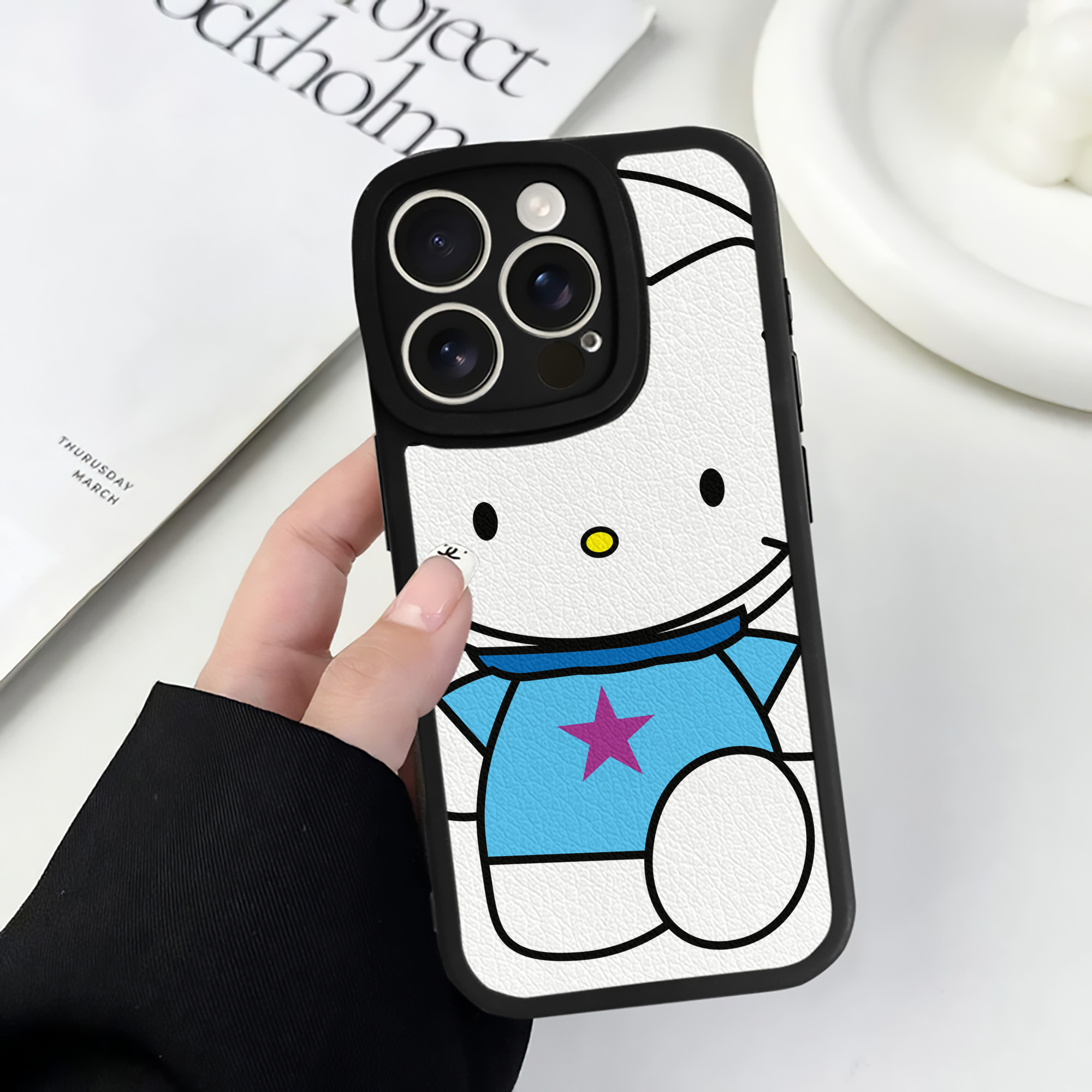 （画像用） Hello Kitty ハローキティ 【iPhone 16シリーズ対応】シリコンスマホケース（レザー調） 材質：シリコン